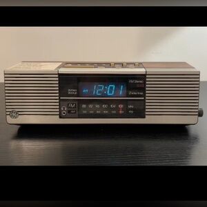 Sold! Vintage GE 7-4945A AM FM Dual Alarm Wood Grain Clock Radio- Tested Vintage